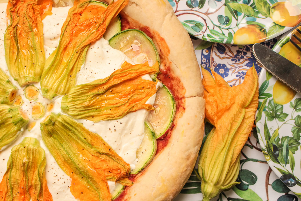 Receita de Pizza com flor de abobrinha